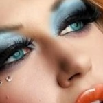 خطوات مكياج سموكى أزرق لسهرات متألقة